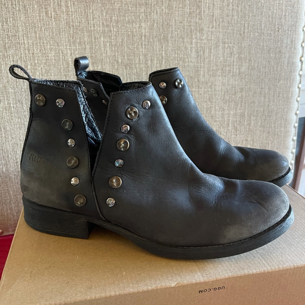 Women distressed bootie